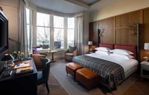 Suite with sea view and private terrace bed