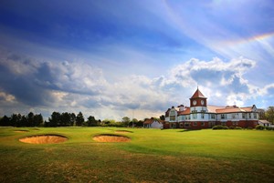 Formby_GC_18th_hole_and_clubhouse