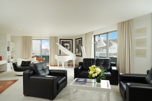Hard_Days_Night_Hotel_John_Lennon_Suite_Living_Area