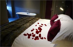 mal dundee bed rose petals