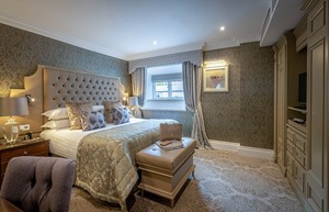 Executive Deluxe bedroom in Queen Anne